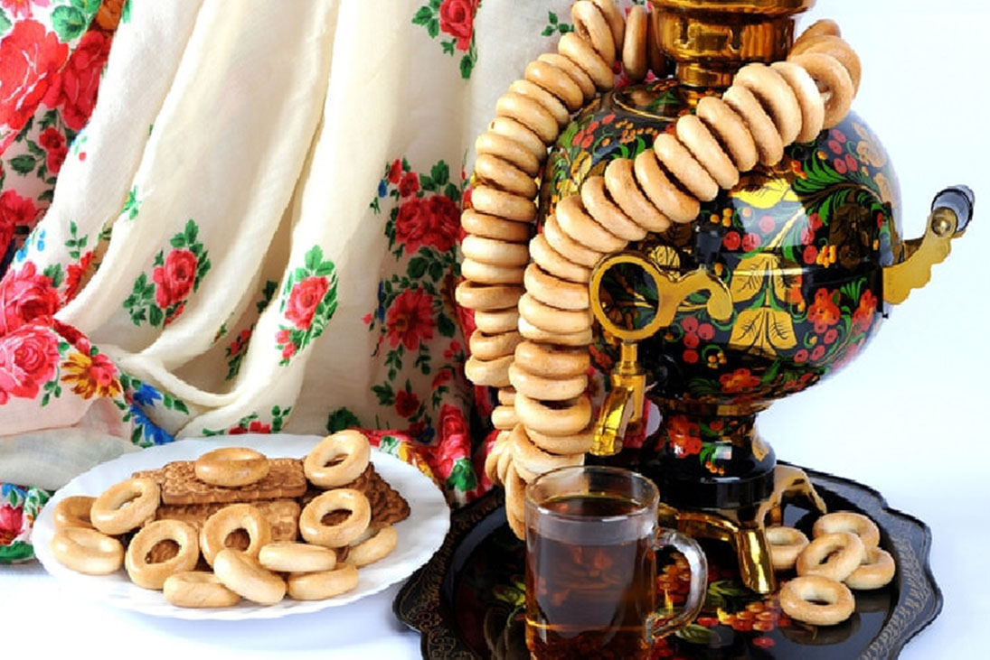 Чай из русского самовара с сушками